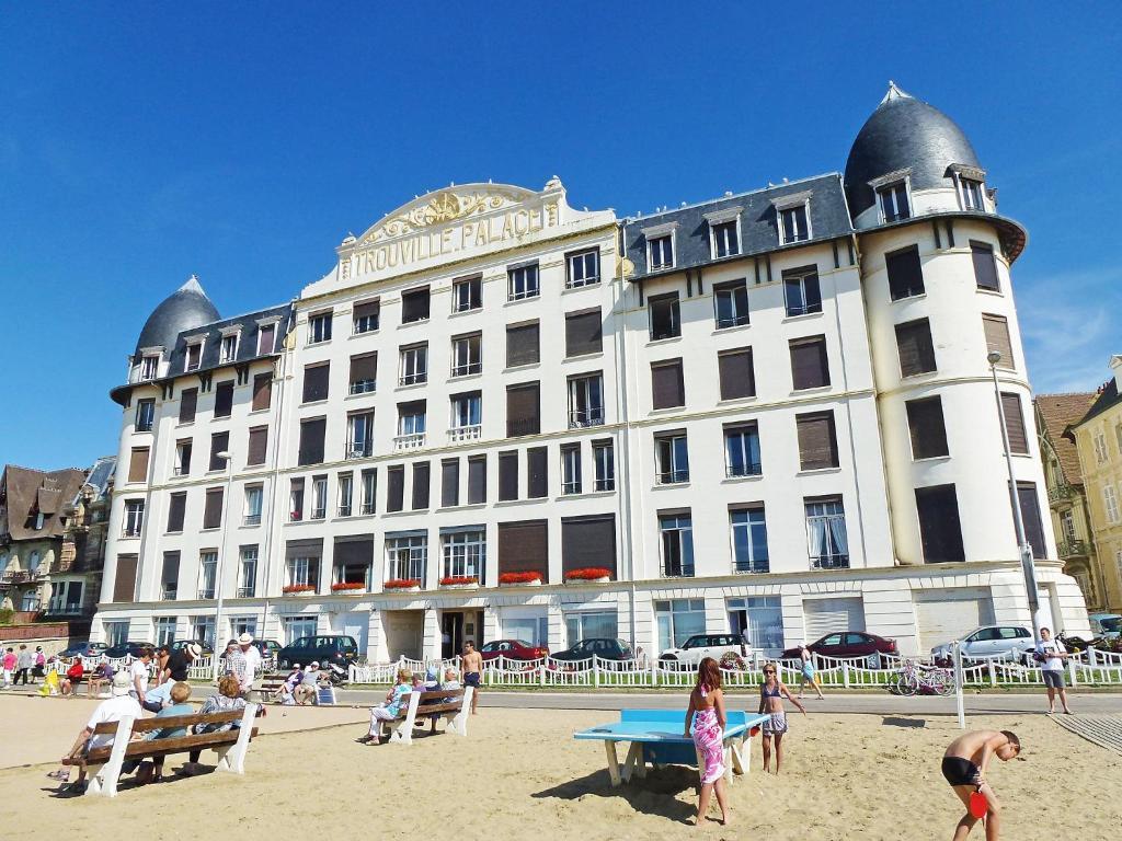 Paradis Les Pieds Sur Le Sable Trouville Palace Rum bild