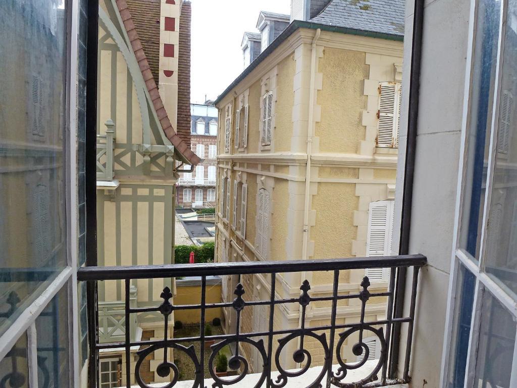 Paradis Les Pieds Sur Le Sable Trouville Palace Rum bild